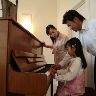 家族や先生といっしょにピアノ選びを