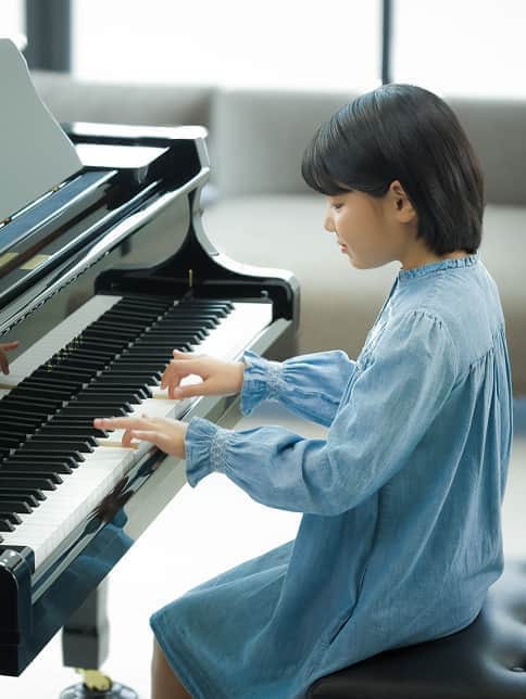 ピアノを弾いている女の子の画像
