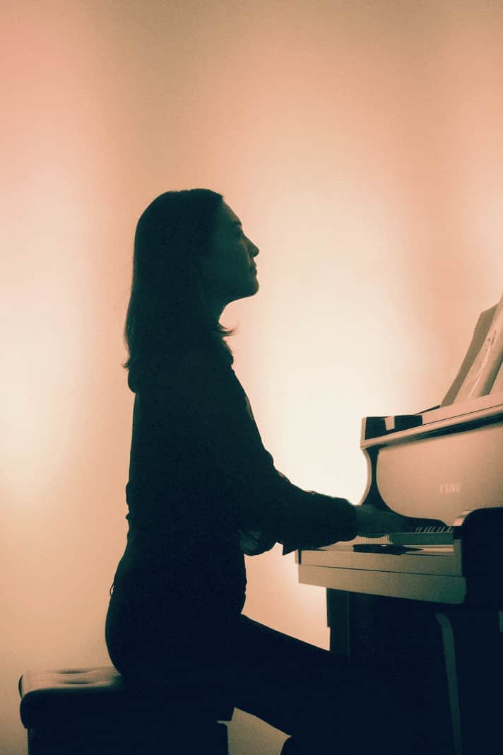 ピアノを弾いている女性の画像