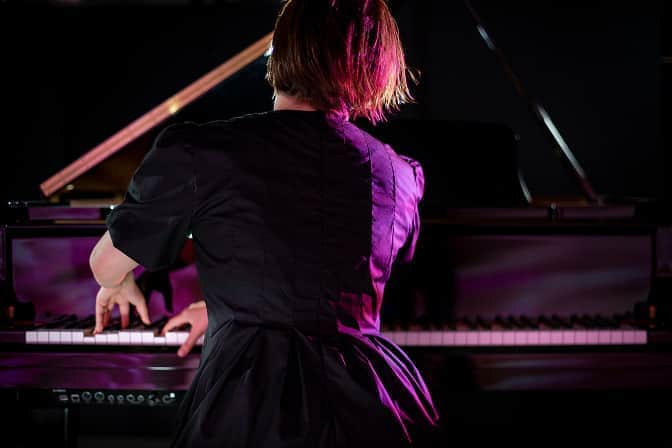 コンサートでピアノを激しく弾いている女性