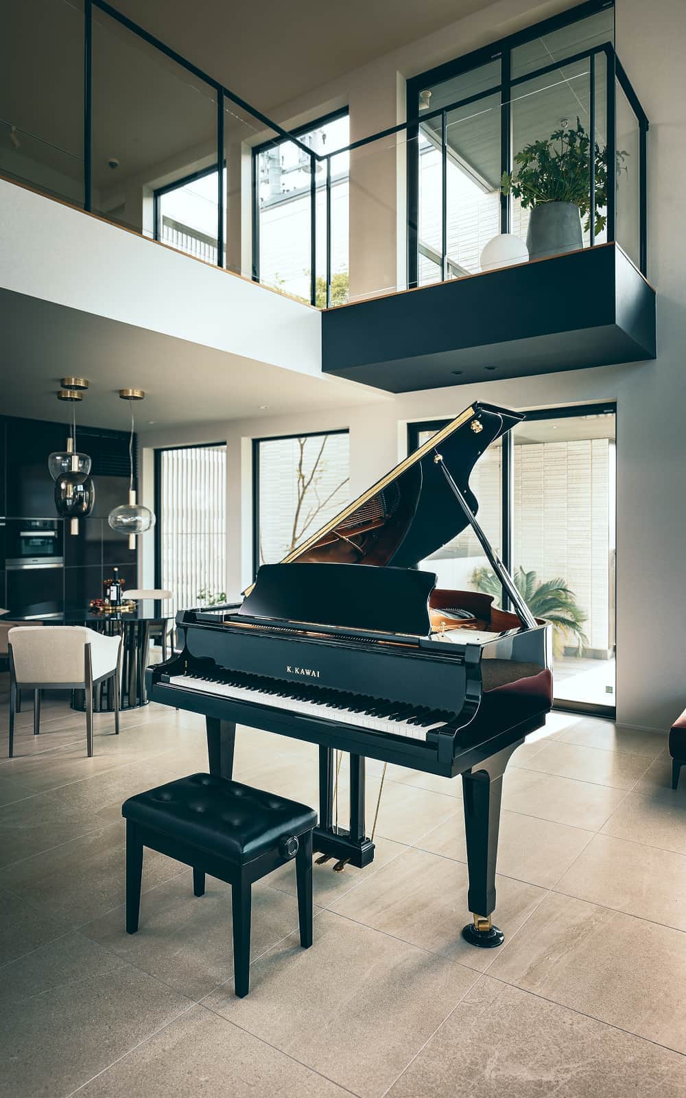 広い家に置いているピアノ画像