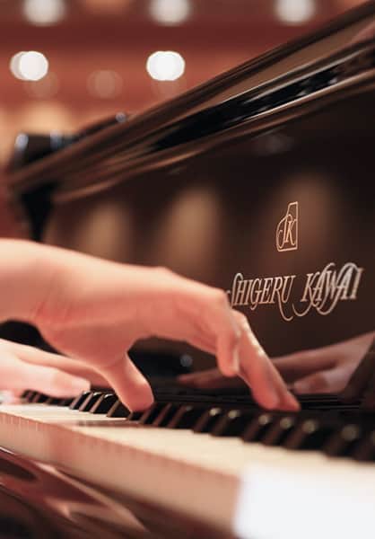 ピアノを弾いている手元の画像