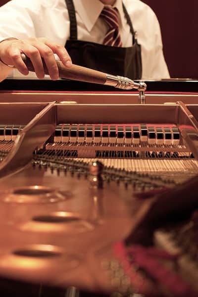 ピアノの整備をしている人の画像