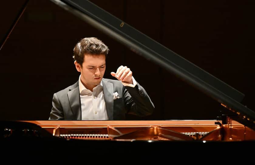 欧米の人がピアノを弾いている画像