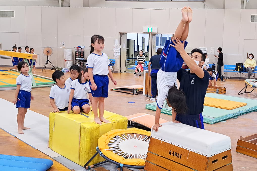 カワイ体育教室は、子どもたちが「楽しそうだな」「やってみたいな」と思える説明や手法を取り入れています。