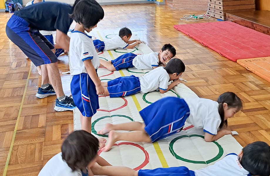 異年齢集団の中で、自分の役割や友だちとの関わり方を学び、好ましい社会性を育みます。全教室共通のチャレンジ種目(ボールつきなど)に挑戦し、がんばる、やりぬく力を育てます。