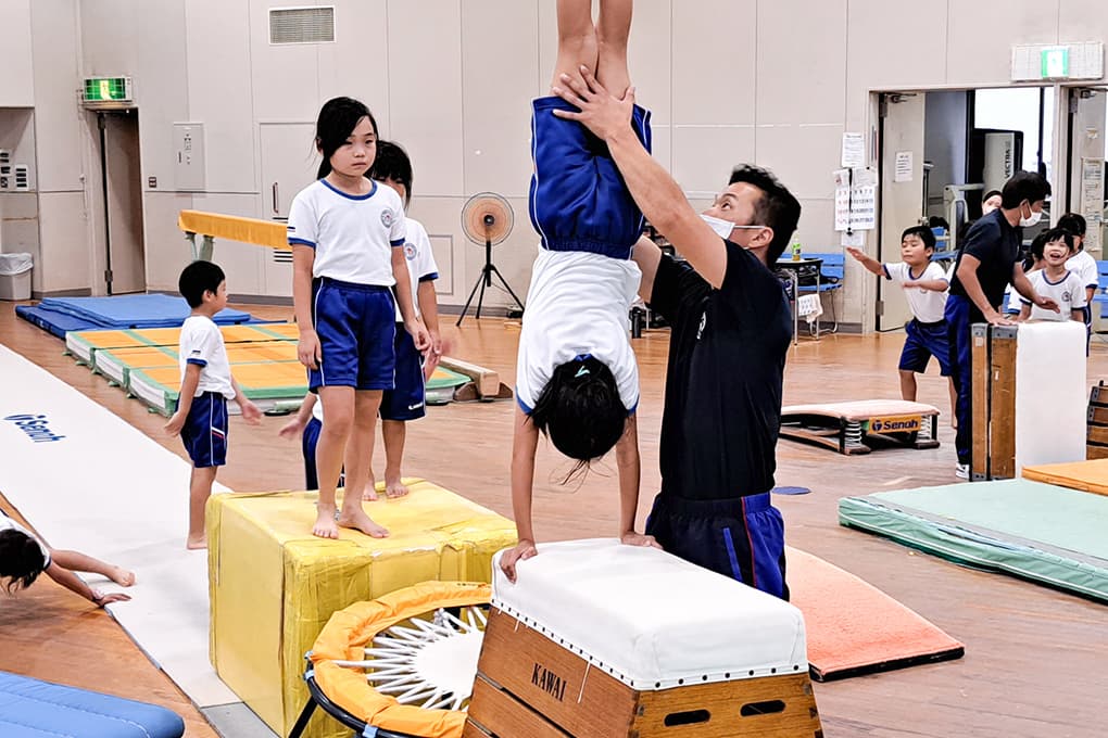 女子小学生 機械体操 