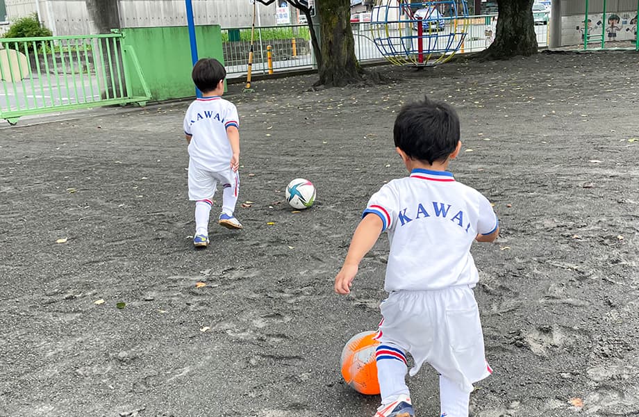 ボールコントロールを身につけます。チームプレーの大切さを学びます