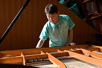 Shigeru Kawaiピアノ研究所所長　阿部岐令