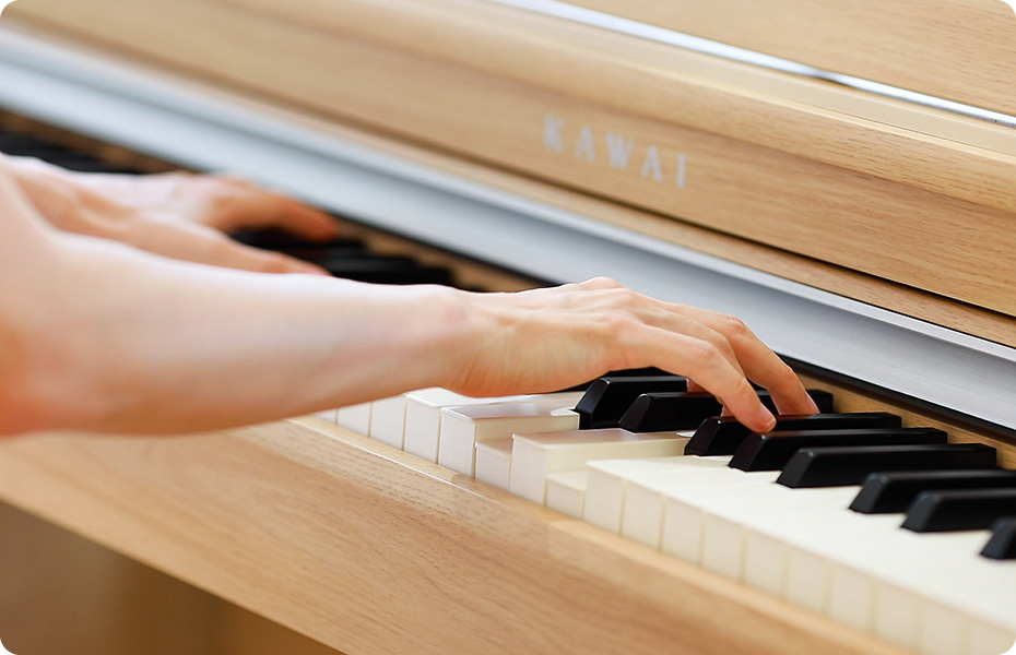 グランドピアノのタッチ感を求めて、鍵盤の素材や質量、触り心地、弾き心地など細部まで追求した、レスポンシブ・ハンマー・アクションⅢ鍵盤（RHⅢ鍵盤）を搭載