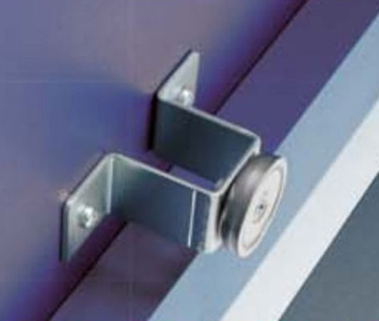 磁石の吸着力を利用し､自動にロックされるオート・マグネット式収納時ストッパー。オート・マグネット式は自動でロックされるためセット忘れがなく、移動時の事故を未然に防ぎます。