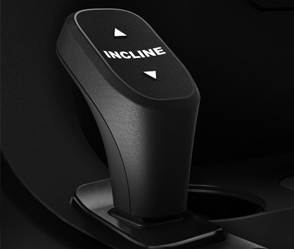 走行中、手元で簡単に速度と傾斜を変更することができます。<br />
