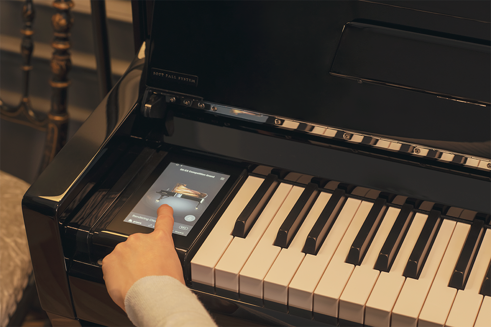ピアノ演奏に集中できるデザインと直感操作<br />
カラー液晶タッチパネル